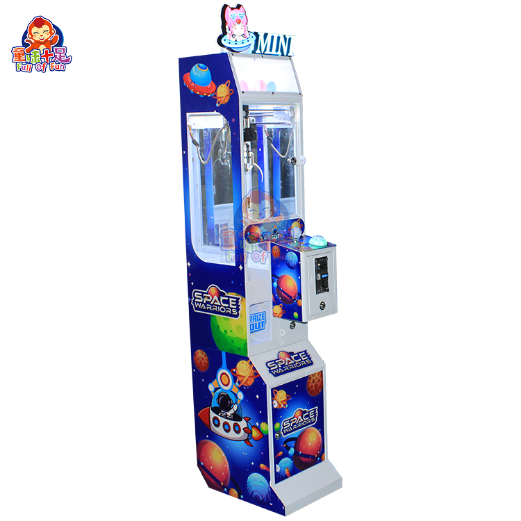 آلة ألعاب صغيرة تعمل بالعملة ل - مراجعة Arcade Toy Claw Vending Machine وسعره